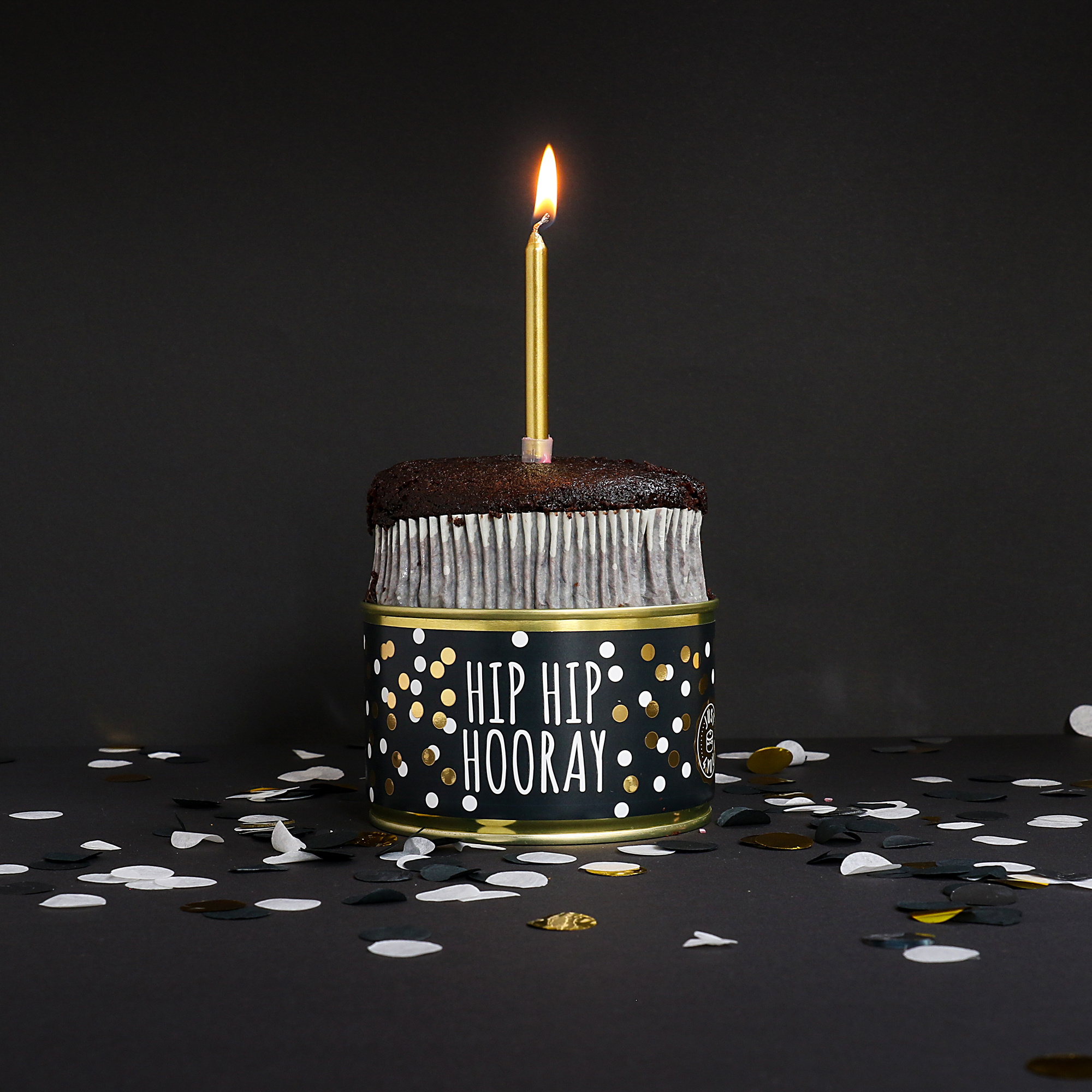 Dosenkuchen–Schoko, „Hip Hip Hooray“ und Konfettimotiv